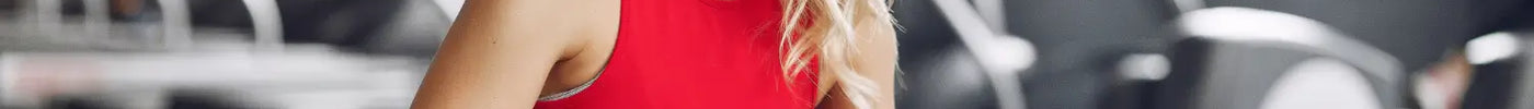 Kobieta na siłowni w stroju sportowym