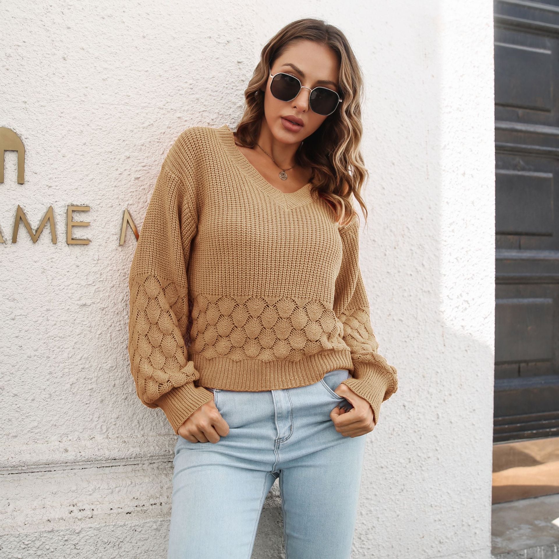 Damski sweter dziergany z dekoltem w serek