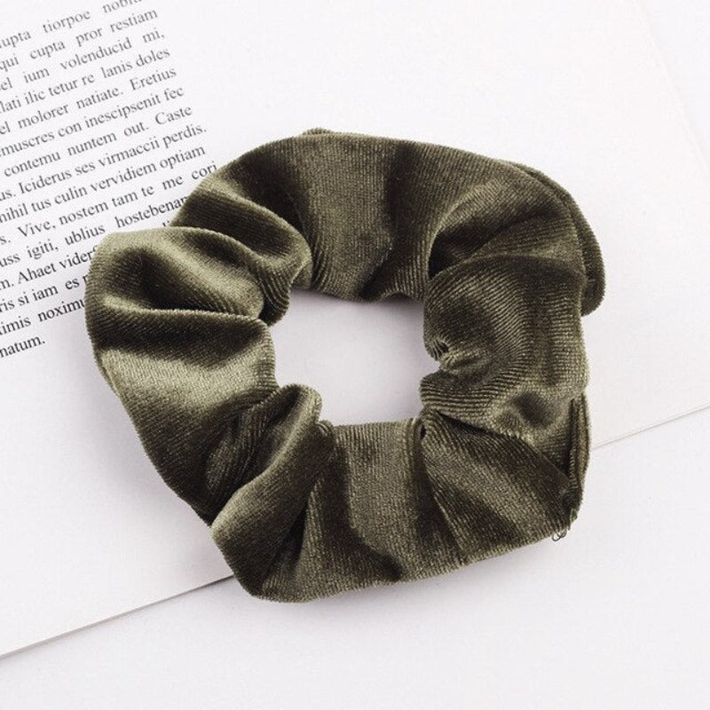Aksamitna gumka do włosów scrunchie khaki - Akcesoria do stylizacji włosów