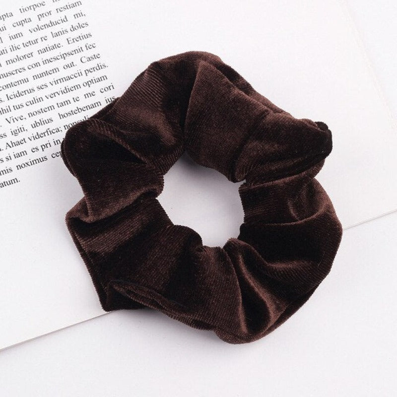 Aksamitna gumka do włosów scrunchie brązowa - Akcesoria do stylizacji włosów