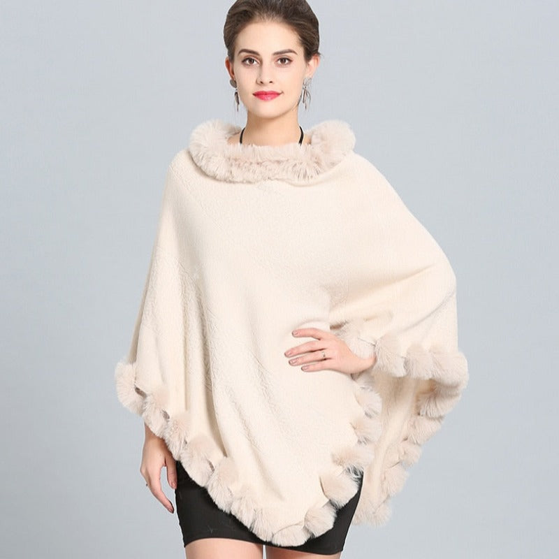 Damski sweter typu ponczo obszyty sztucznym futerkiem