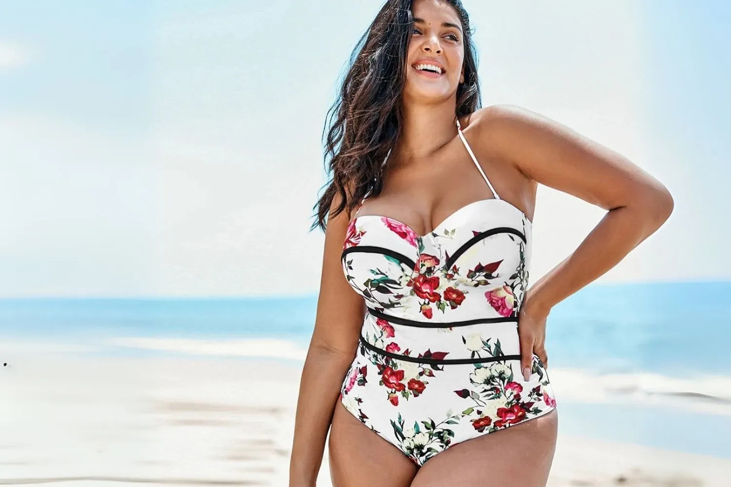 Kobieta w kostiumie kąpielowym plus size