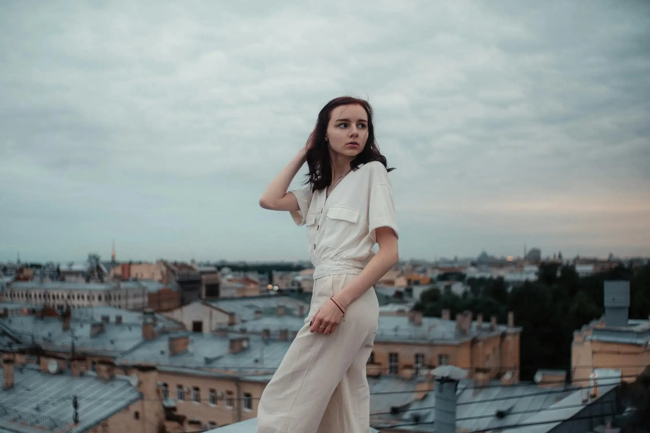 Kobieta w stylowym kombinezonie damskim