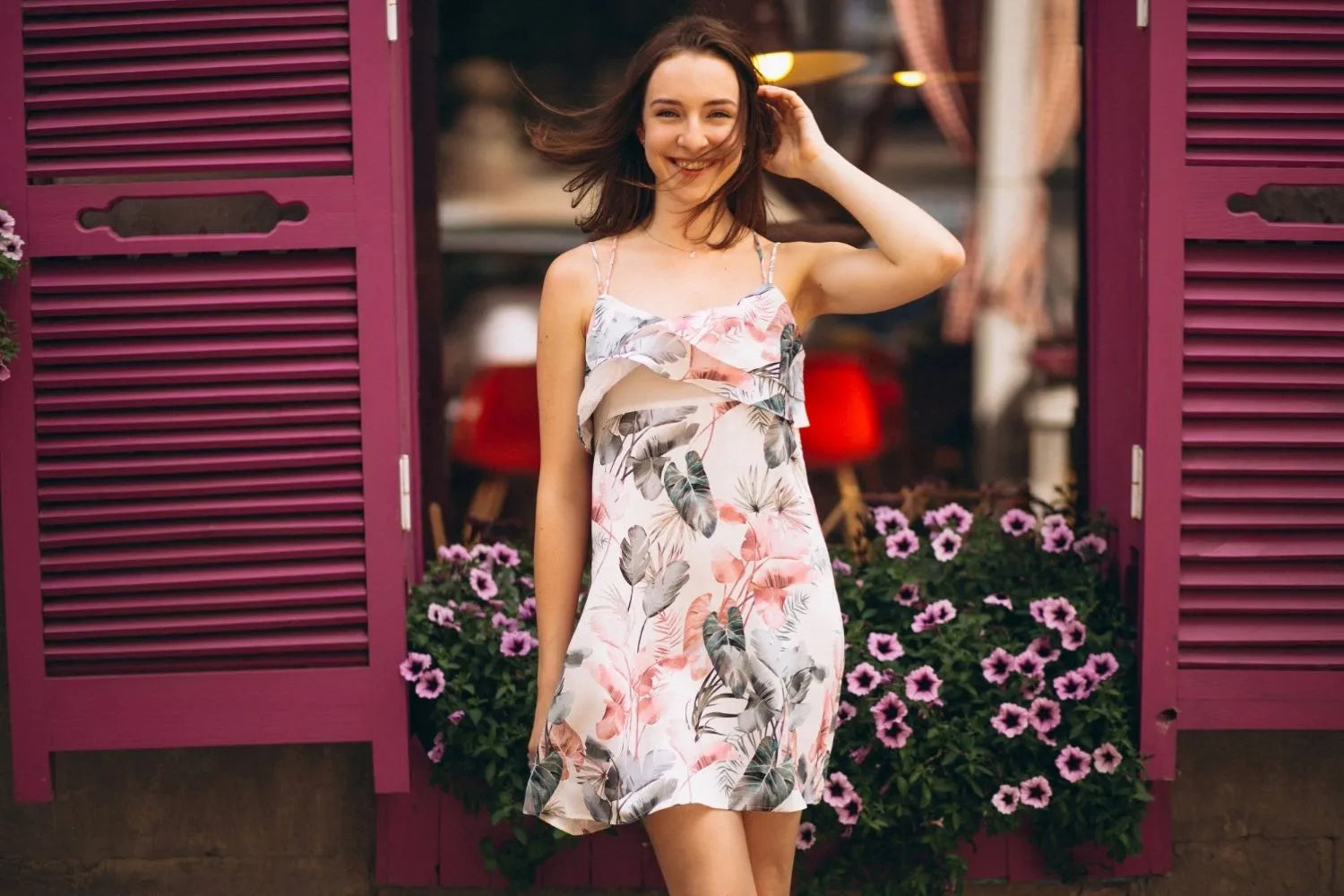 Kobieta w stylowej sukience na lato