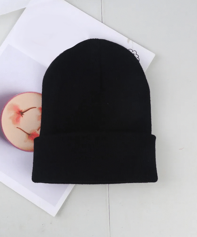 Czapka damska na zimę w jednolitym kolorze