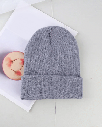 Czapka damska na zimę w jednolitym kolorze