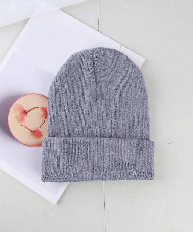 Czapka damska na zimę w jednolitym kolorze