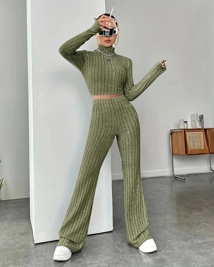 Komplet damski prążkowany z topem typu golf i szerokimi spodniami