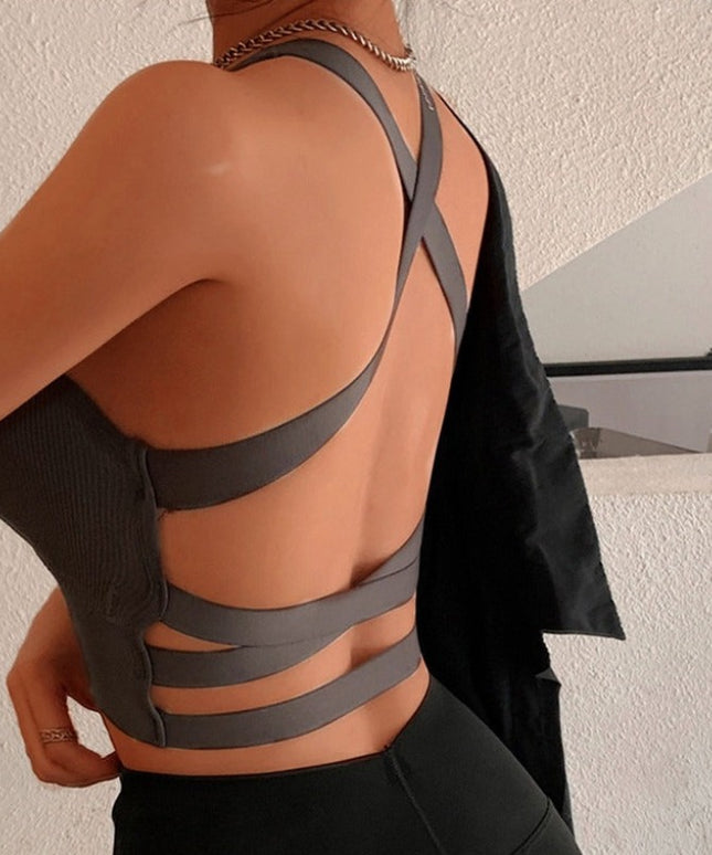 Sportowy biustonosz na grubych ramiączkach