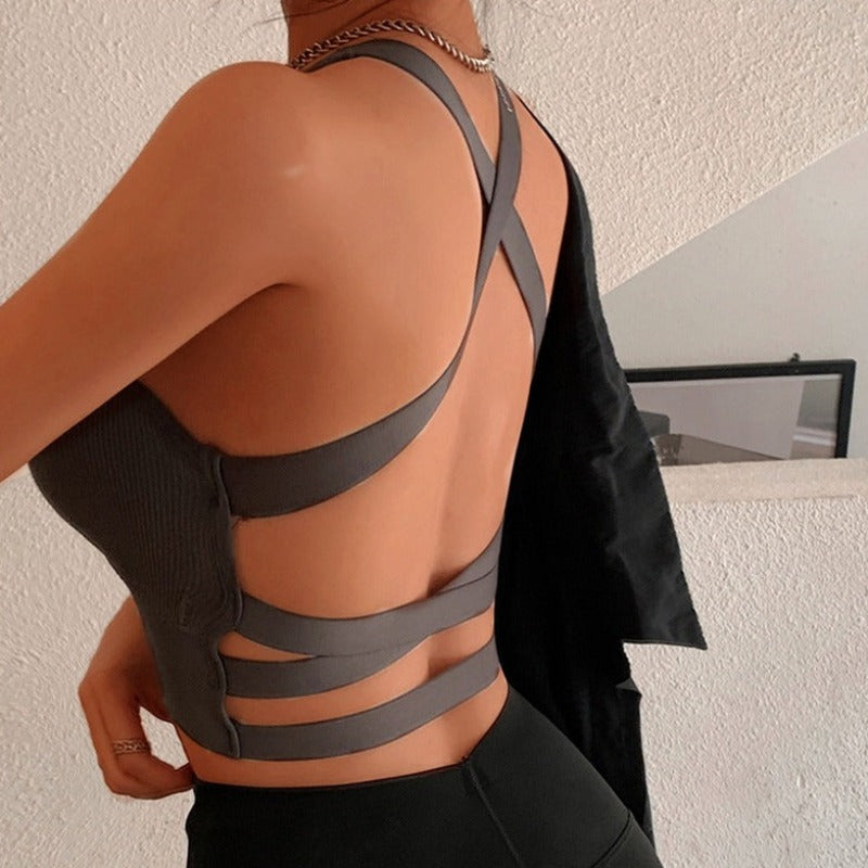 Sportowy biustonosz na grubych ramiączkach