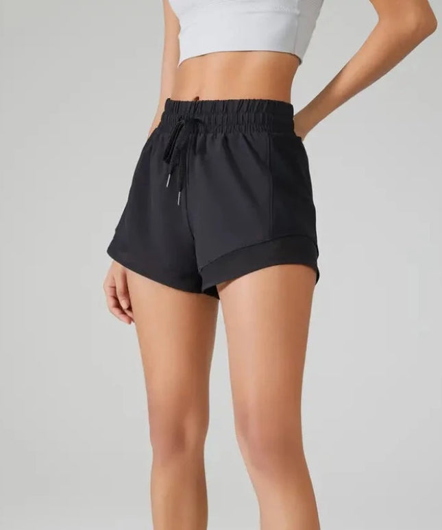 Sportowe szorty damskie z kieszeniami - wiązane w pasie