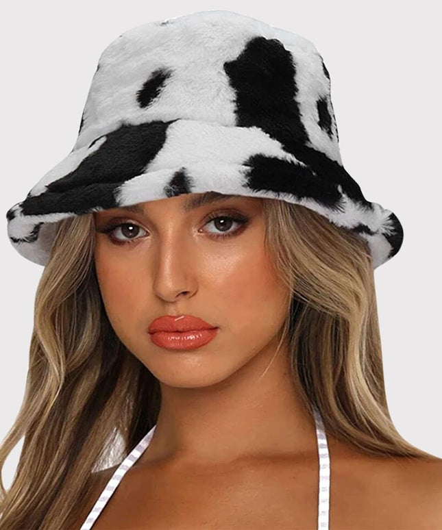 Czapka damska z motywem krowich łat