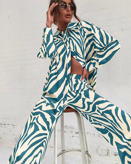 Komplet damski z koszulą i spodniami z delikatnego materiału