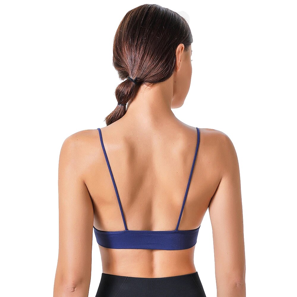 Sportowy biustonosz na cienkich ramiączkach z dekoltem w kształcie litery V