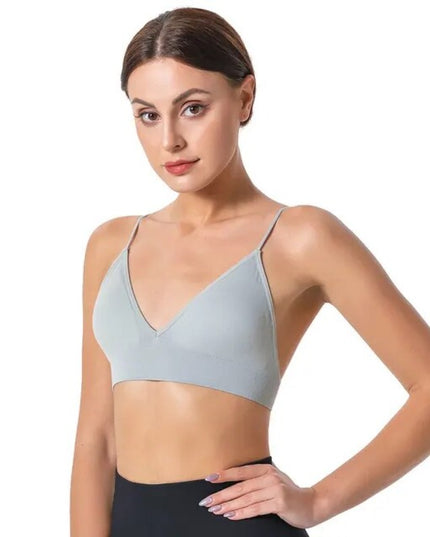 Sportowy biustonosz na cienkich ramiączkach z dekoltem w kształcie litery V