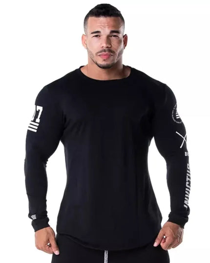 Sportowa koszulka męska dopasowana z nadrukami na rękawach