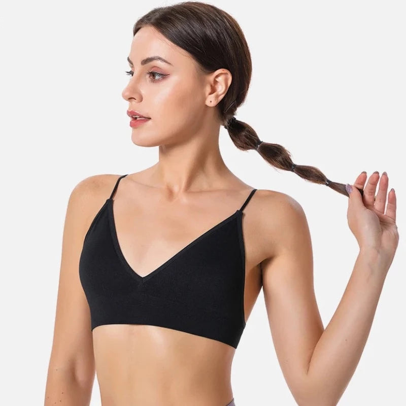 Sportowy biustonosz na cienkich ramiączkach z dekoltem w kształcie litery V