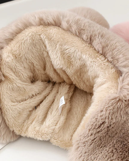 Czapka damska z nausznikami i pomponem