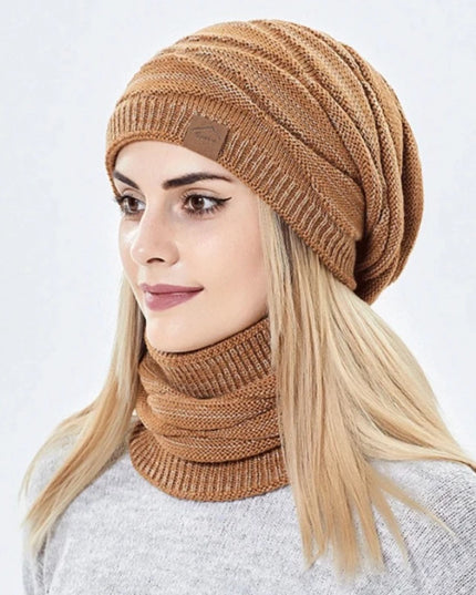 Czapka damska w zestawie z szalikiem