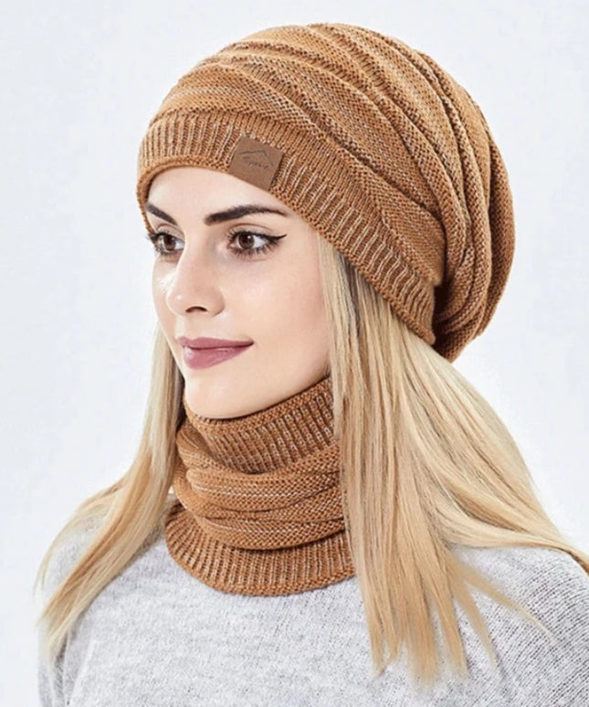 Czapka damska w zestawie z szalikiem