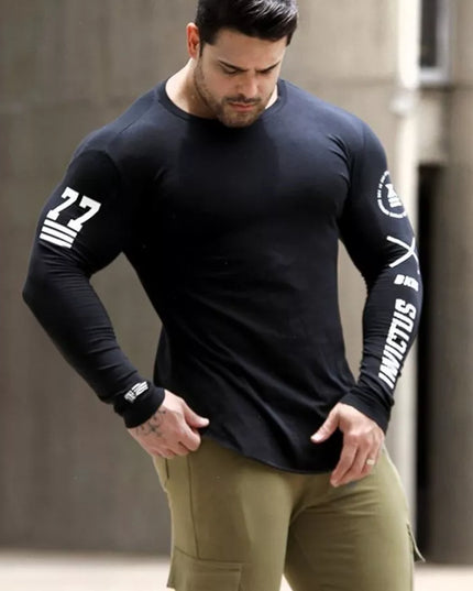 Sportowa koszulka męska dopasowana z nadrukami na rękawach