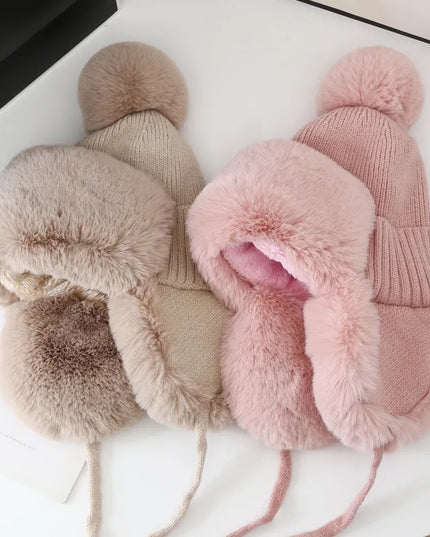 Czapka damska z nausznikami i pomponem