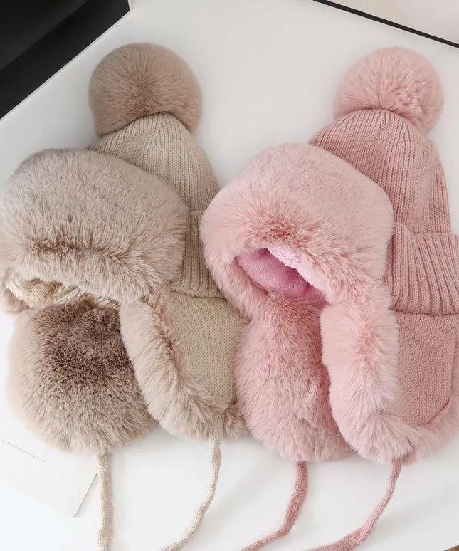 Czapka damska z nausznikami i pomponem