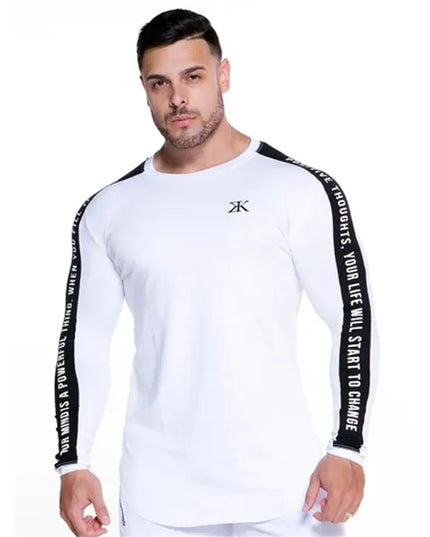 Sportowa koszulka męska dopasowana z nadrukami na rękawach