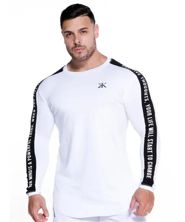 Sportowa koszulka męska dopasowana z nadrukami na rękawach