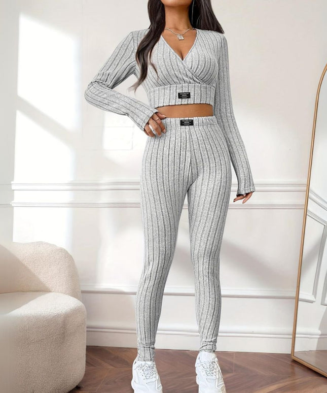 Komplet damski prążkowany z krótkim topem