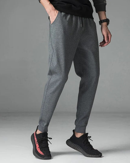 Sportowe dresy męskie o klasycznym kroju ze zwężaną nogawką