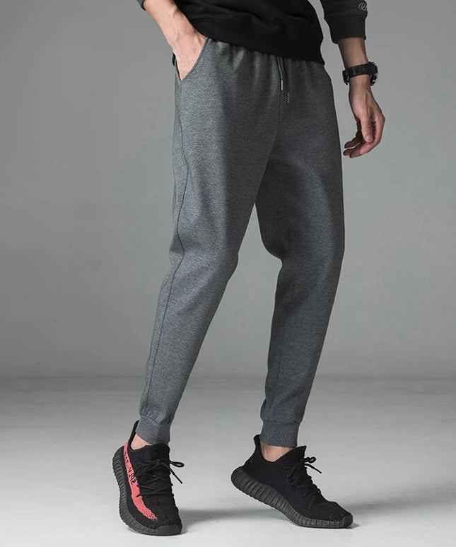 Sportowe dresy męskie o klasycznym kroju ze zwężaną nogawką