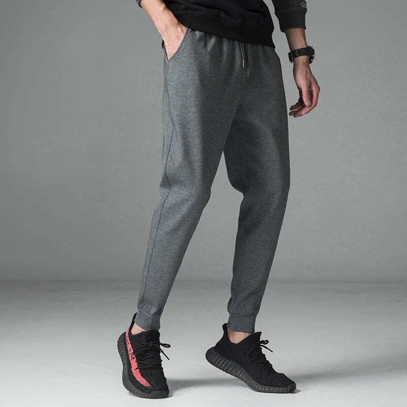 Sportowe dresy męskie o klasycznym kroju ze zwężaną nogawką