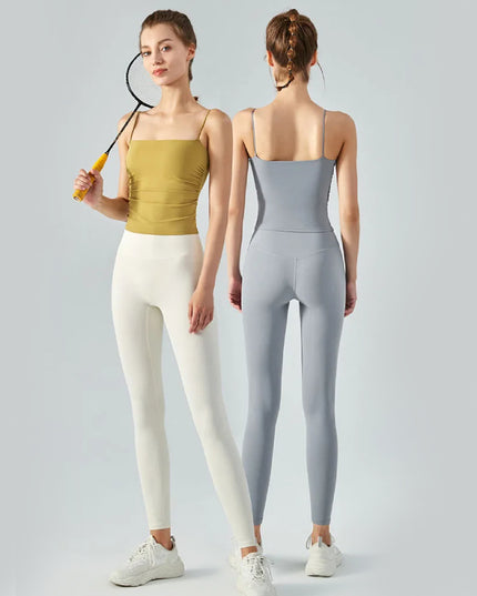 Sportowy top damski o bardzo dopasowanym kroju, na cienkich ramiączkach