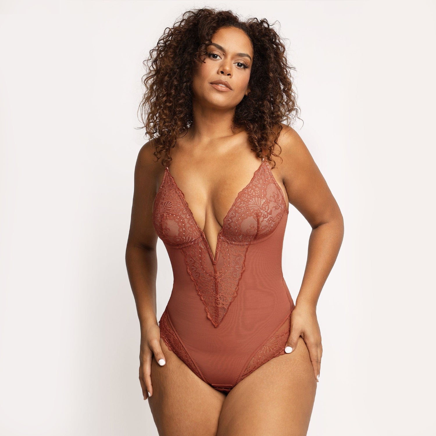 Koronkowe body damskie z głębokim dekoltem w kształcie litery V