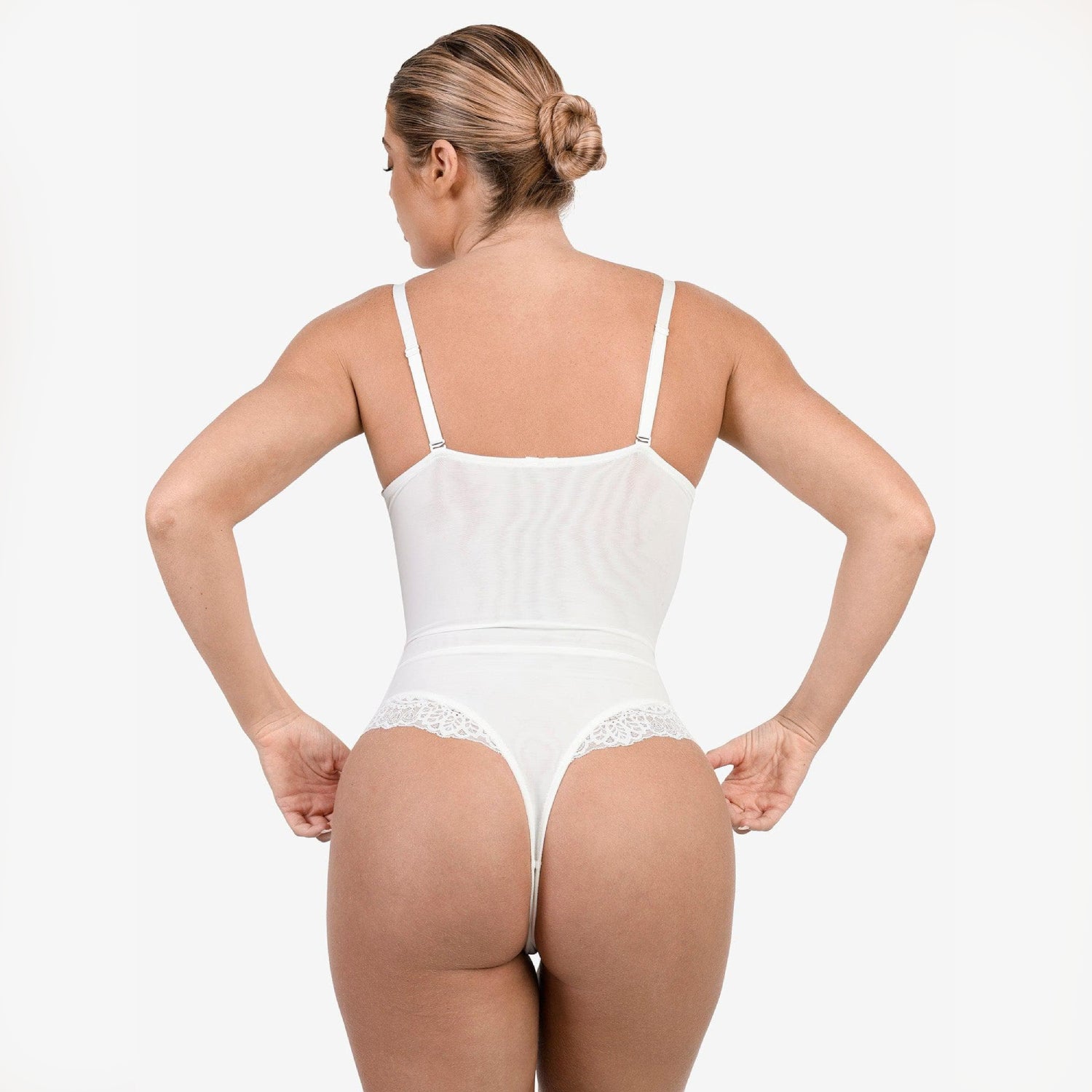 Koronkowe body damskie z głębokim dekoltem w kształcie litery V