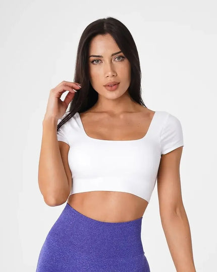 Sportowy top damski z krótkim rękawem i dużym dekoltem na plecach