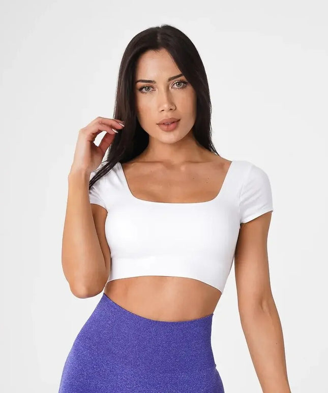 Sportowy top damski z krótkim rękawem i dużym dekoltem na plecach