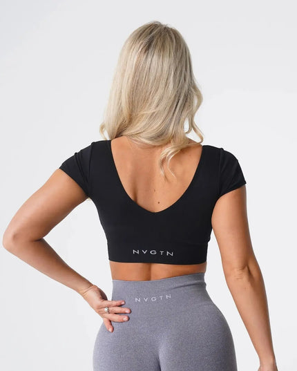 Sportowy top damski z krótkim rękawem i dużym dekoltem na plecach