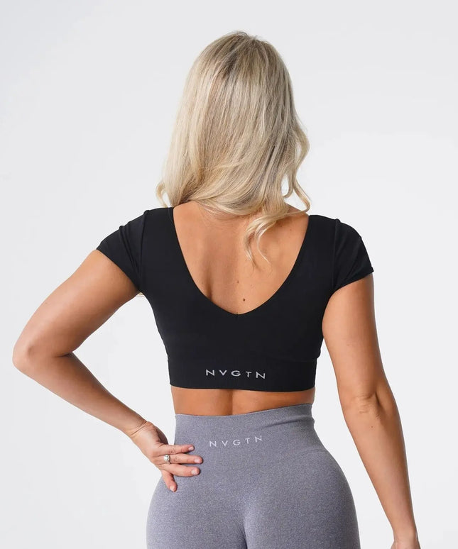 Sportowy top damski z krótkim rękawem i dużym dekoltem na plecach