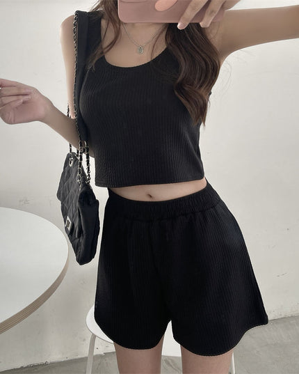 Komplet damski w stylu basic z prążkowanego materiału - top i szorty