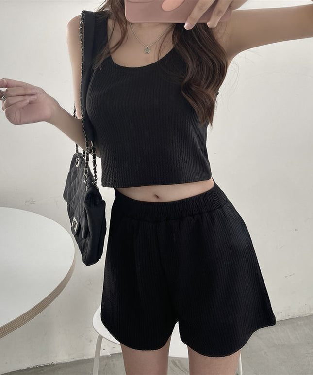 Komplet damski w stylu basic z prążkowanego materiału - top i szorty