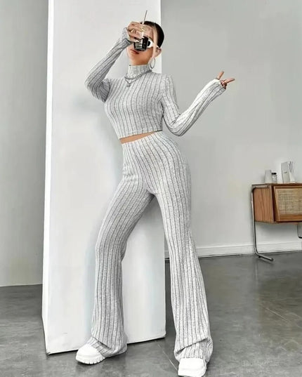 Komplet damski prążkowany z topem typu golf i szerokimi spodniami
