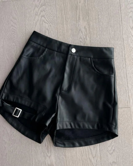 Damskie szorty z imitacji skóry z dodatkowym paskiem na nogę