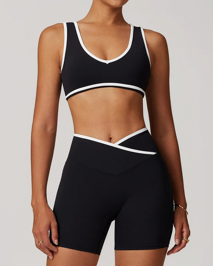 Krótki set z na jogę i pilates z białą lamówką