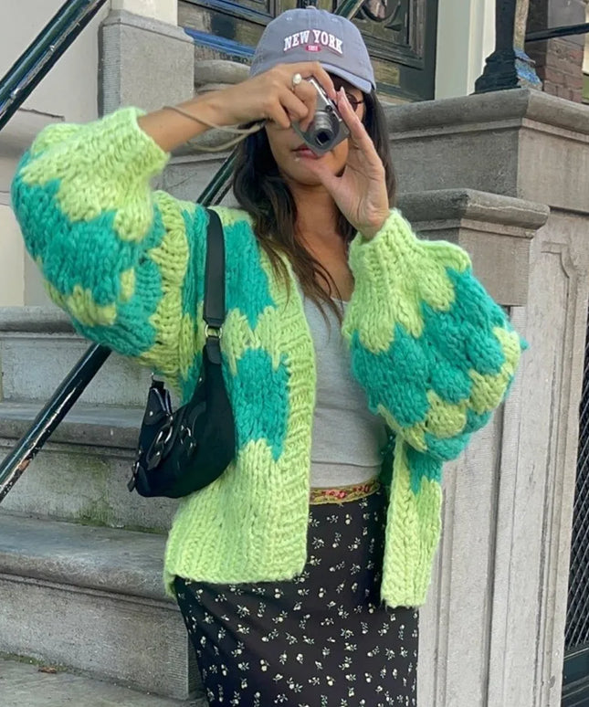 Kolorowy sweter damski oversize z grubym splotem – modny kardigan z długim rękawem