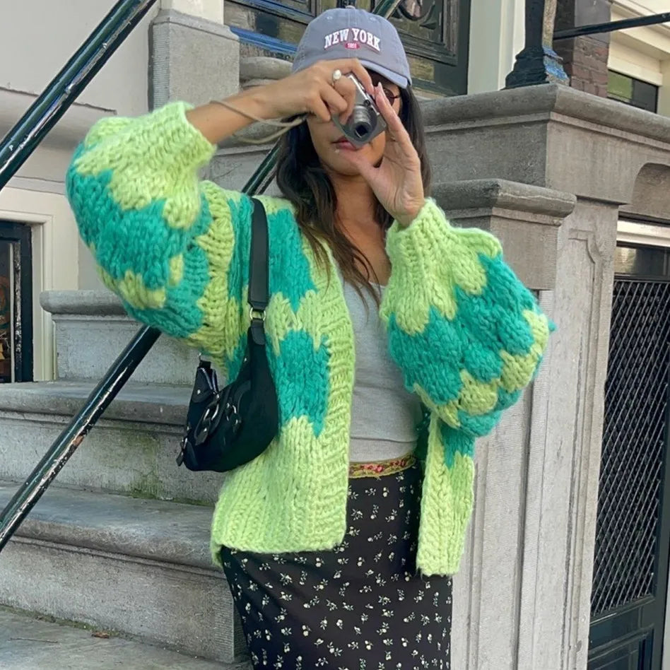 Kolorowy sweter damski oversize z grubym splotem – modny kardigan z długim rękawem