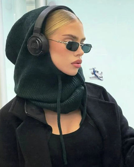 Czapka damska w prążki w formie kominiarki