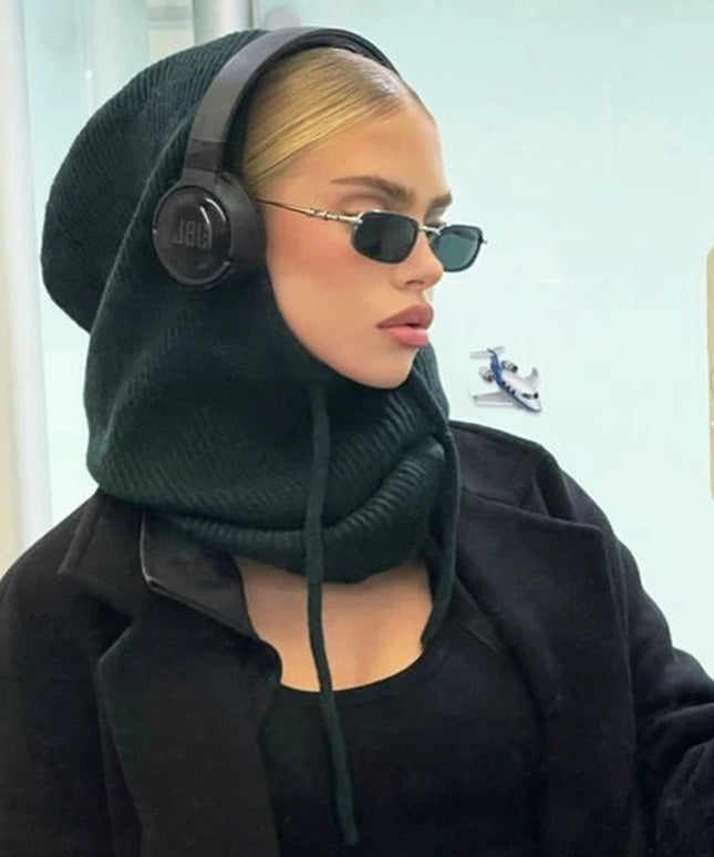 Czapka damska w prążki w formie kominiarki