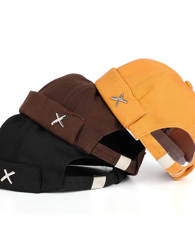 Czapka męska z regulacją wielkości i srebrnym znaczkiem